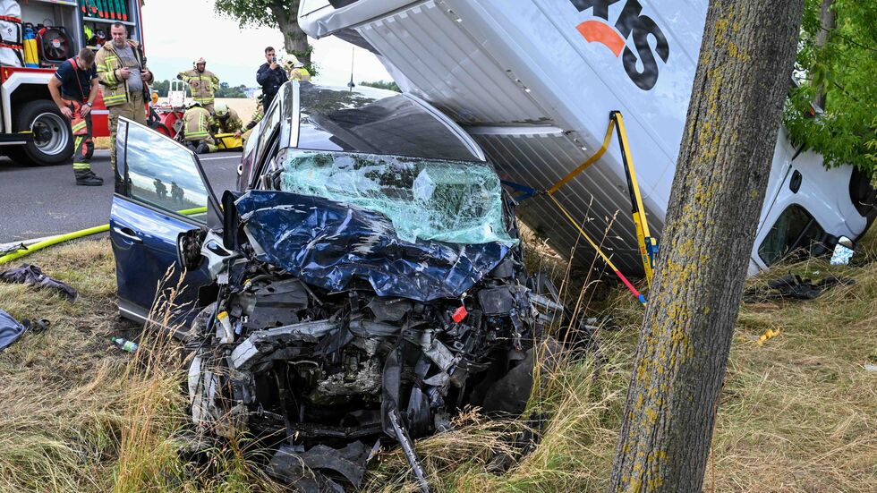Der Transporter hat sich nach dem Frontalcrash irgendwie so überschlagen, dass er kopfüber auf dem Dach des Renault landete.