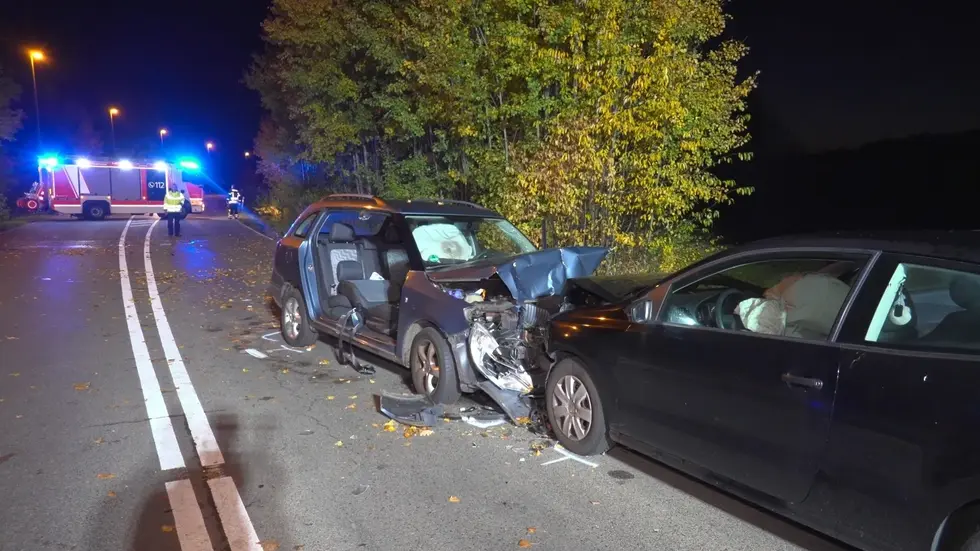 Zwei Autos sind frontal zusammengestoßen. Zwei Autos sind frontal zusammengestoßen.