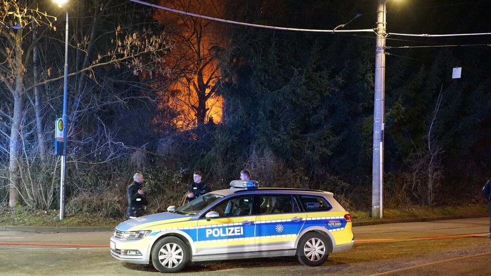 Die Laube in dem Waldstück an der Tauchaer Straße in Leipzig-Thekla brannte lichterloh.