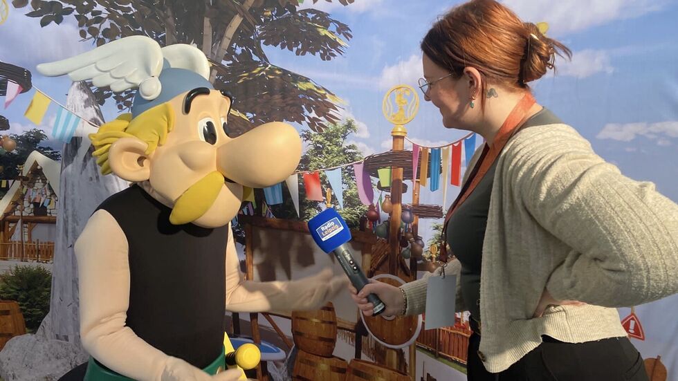 Asterix stellte sich am Donnerstag bei der offiziellen Präsentation seines neuen Freizeitparks den Fragen von Radio-Reporterin Clarissa Kunath. Asterix stellte sich am Donnerstag bei der offiziellen Präsentation seines neuen Freizeitparks den Fragen von Radio-Reporterin Clarissa Kunath.