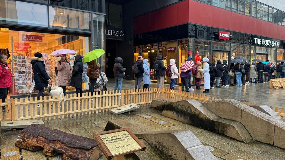 Die Dubai-Schokoladen-Schlange vorm Lindt-Laden in der Leipziger Innenstadt am Dienstag um 9.30 Uhr, da war sie etwa 20 bis 30 Meter lang (über 100 Leute).