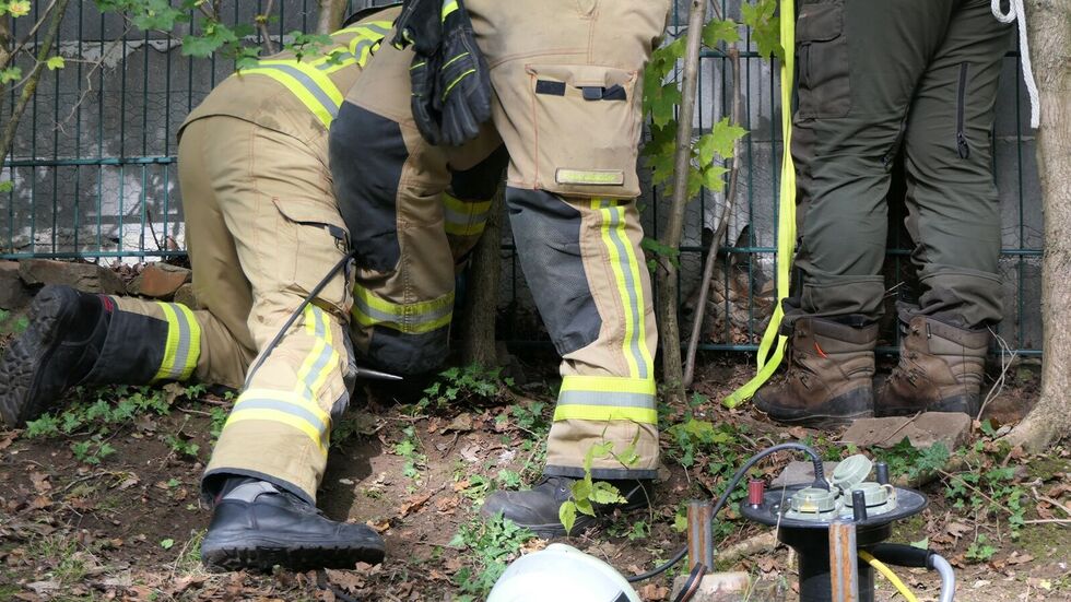Feuerwehrleute bei der Befreiungsaktion.