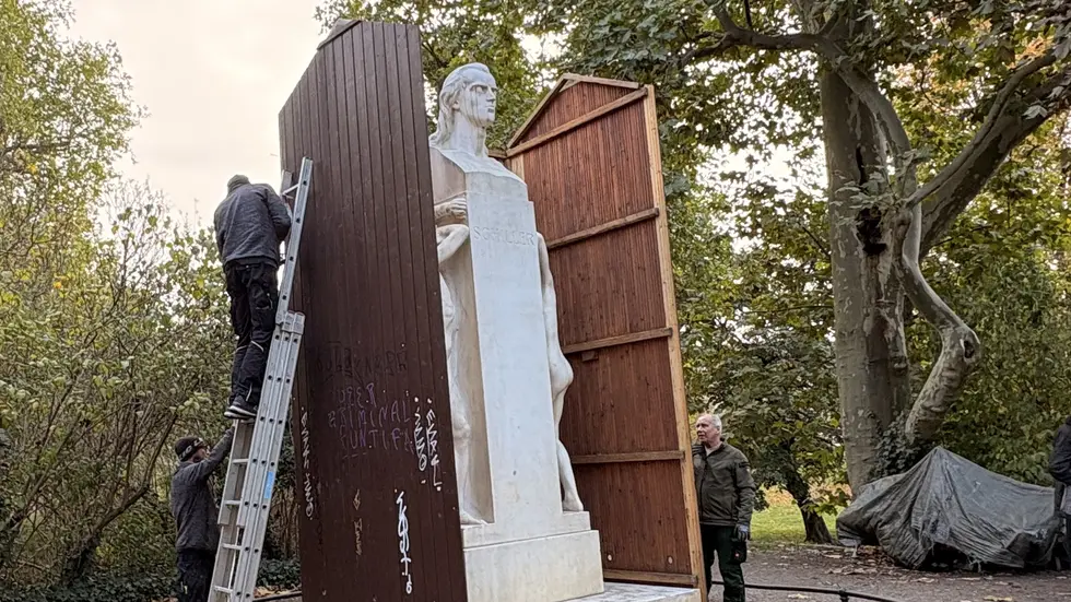 Dieses Jahr war das Mamor-Schiller-Denkmal in der Lenné-Anlage (Schillerpark) an der Uni als erstes dran! Dieses Jahr war das Mamor-Schiller-Denkmal in der Lenné-Anlage (Schillerpark) an der Uni als erstes dran!
