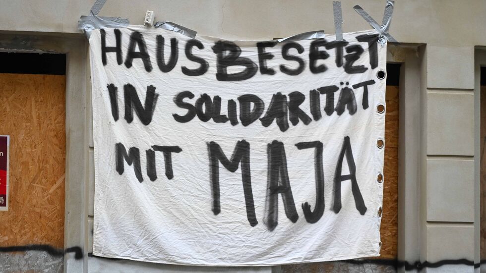 Unter anderem dieses Plakat haben die Hausbesetzer aufgehängt.