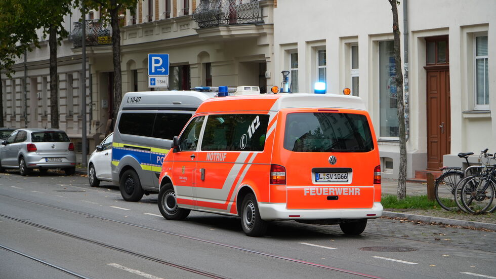 Rettungskräfte und Polizei am Brandort.