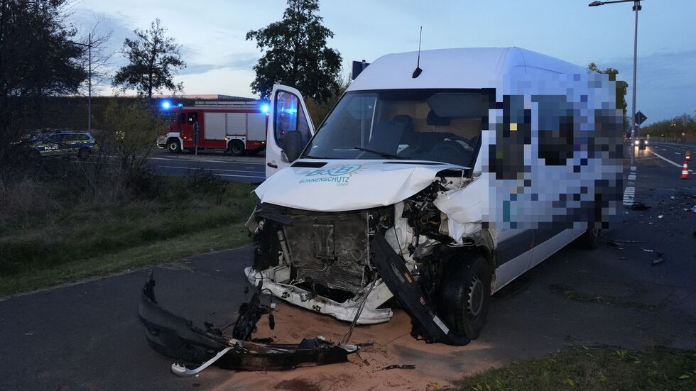 Straße und Kreuzung wurden zur Unfallaufnahme und Bergung voll gesperrt. Straße und Kreuzung wurden zur Unfallaufnahme und Bergung voll gesperrt.