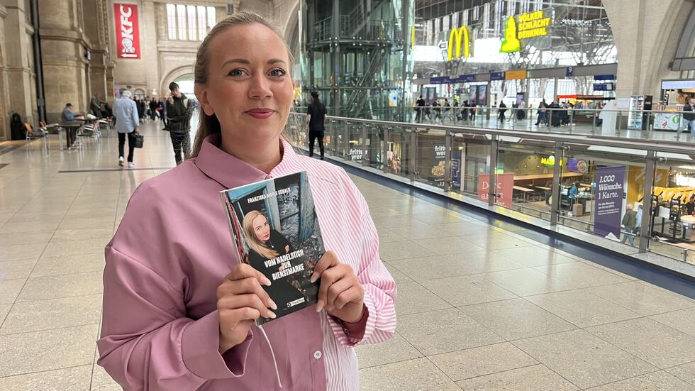 Polizistin Franziska Marie Schalk (36) mit ihrem Buch im Leipziger Hauptbahnhof. Darin beschreibt sie ihren Ausbruch aus dem Drogenmilieu. Wir haben in einem Café mit ihr darüber gesprochen.