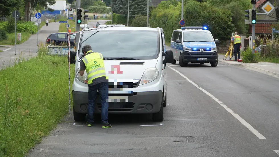 Der Transporter wurde bei dem Zusammenstoß augenscheinlich kaum beschädigt - möglicherweise sind die Verletzungen der beiden Fußgänger vielleicht auch nicht so schlimm. Der Transporter wurde bei dem Zusammenstoß augenscheinlich kaum beschädigt - möglicherweise sind die Verletzungen der beiden Fußgänger vielleicht auch nicht so schlimm.