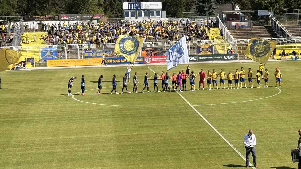 Die sogenannten Hertha Bubis zu Gast im Bruno Plache Stadion.