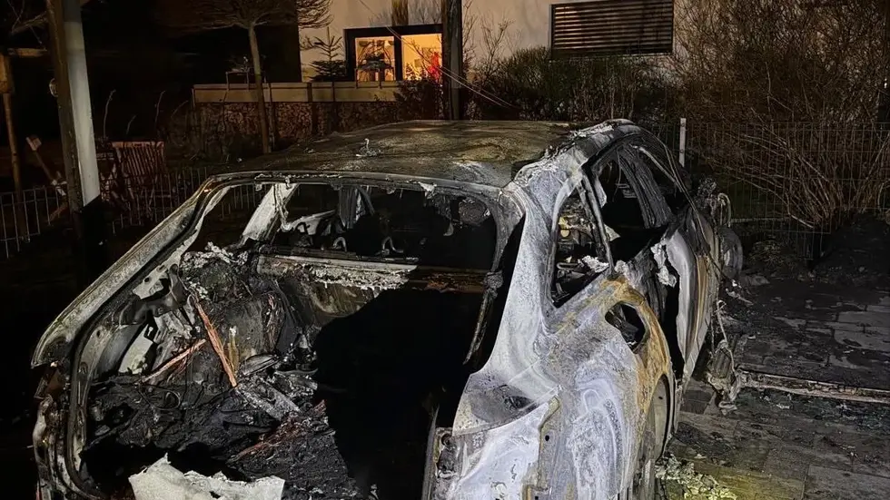 Der Audi A6 Avant brannte komplett aus.