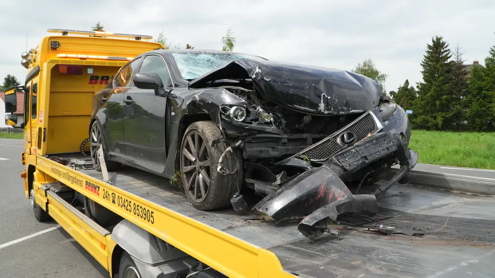 Der Wagen musste abgeschleppt werden.