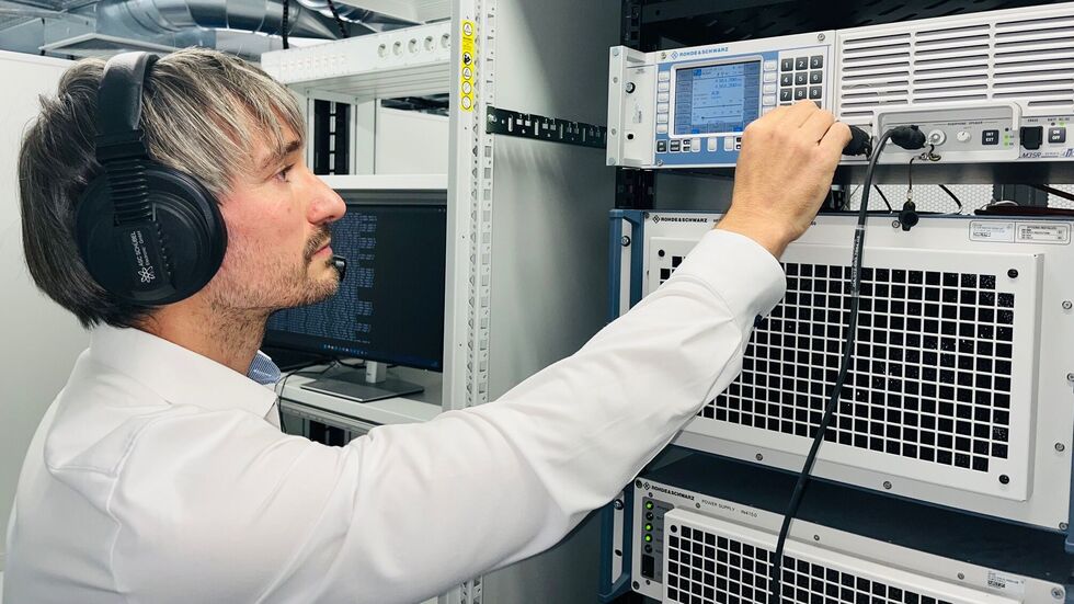 Software-Entwickler Richard Hähne prüft bei Rohde & Schwarz ein Kommunikationssystem für die Marine
