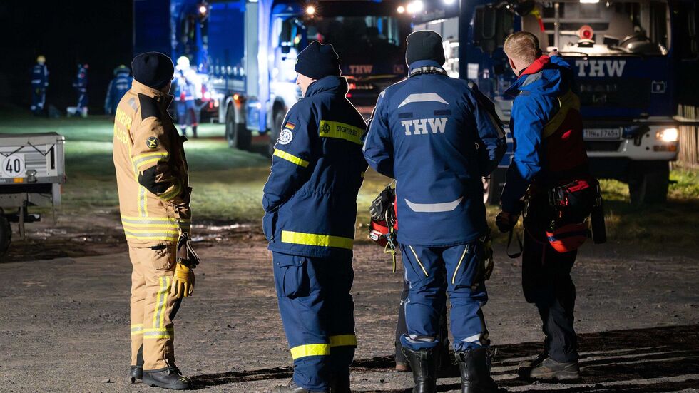 Auch das THW rückte an und half bei der Suche. Auch das THW rückte an und half bei der Suche.