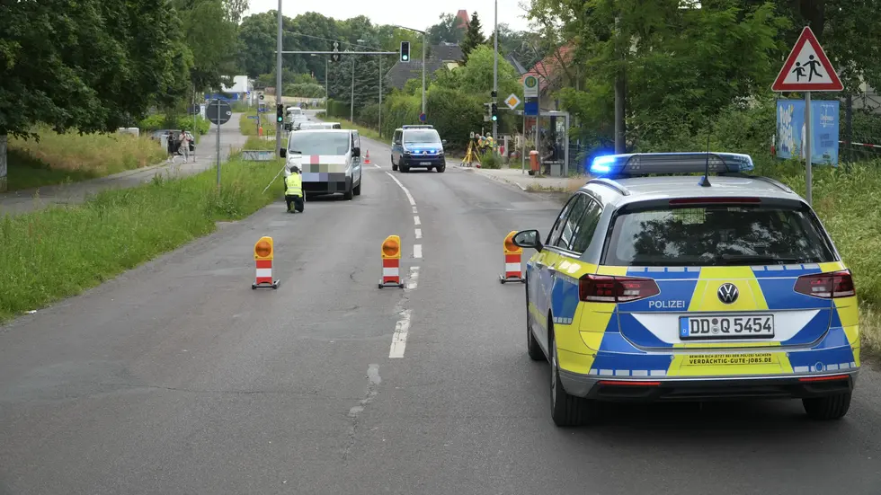 Die Unfallstelle auf der Tauchaer Straße in Leipzig am Mittwochnachmittag: Der Transporter (links) soll hinten bei Rot über die Ampel gefahren sein. Die Unfallstelle auf der Tauchaer Straße in Leipzig am Mittwochnachmittag: Der Transporter (links) soll hinten bei Rot über die Ampel gefahren sein.