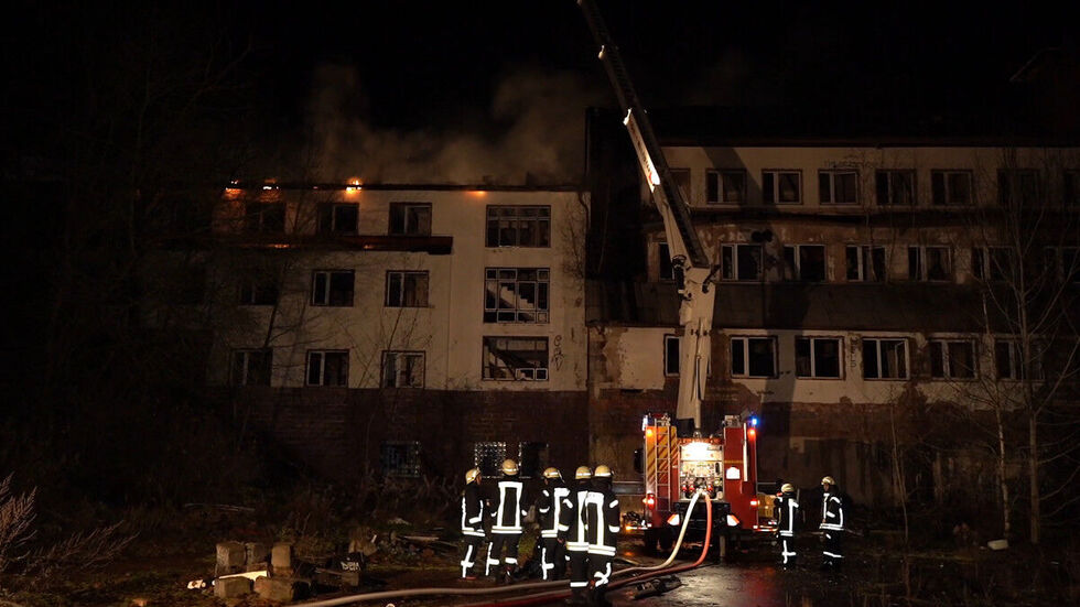 80 Kameraden mehrerer Feuerwehren waren in der Nacht zu Sonntag im Einsatz.