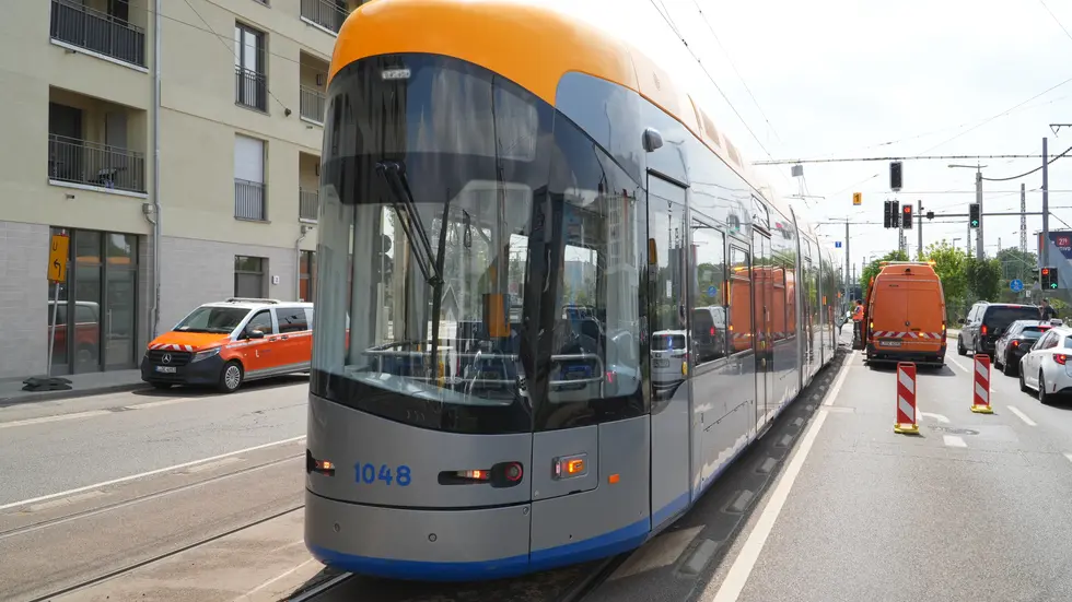 Die betroffene Bahn auf der Mockauer Straße in Leipzig. Die betroffene Bahn auf der Mockauer Straße in Leipzig.