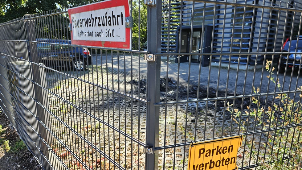 Die Überreste des Feuers auf dem Parkplatz an der Erich-Köhn-Straße in Leipzig-Lindenau. Die Überreste des Feuers auf dem Parkplatz an der Erich-Köhn-Straße in Leipzig-Lindenau.
