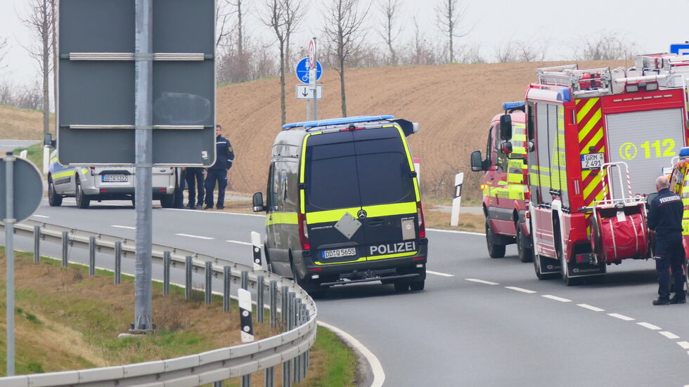 Zahlreiche Polizeibeamte und Feuerwehrleute sind vor Ort. Zahlreiche Polizeibeamte und Feuerwehrleute sind vor Ort.