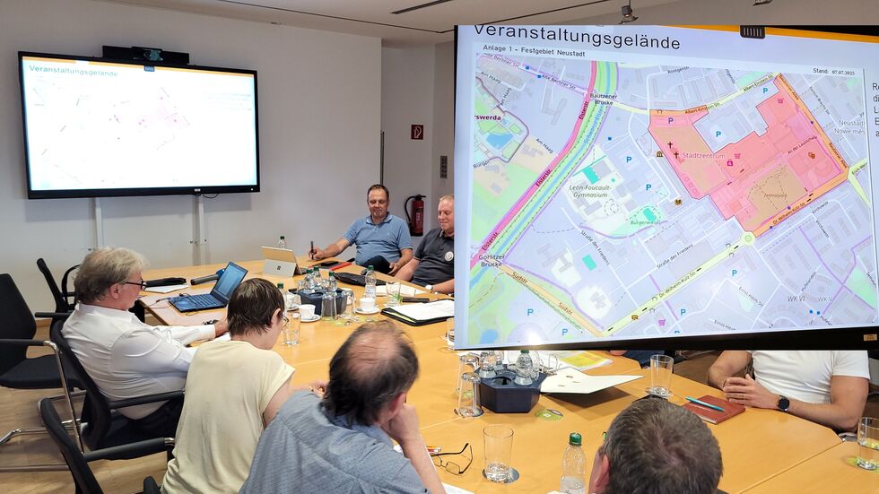 Die Stadt Hoyerswerda als Veranstalter des Landeserntedankfestes 2025 muss umdisponieren. Heute wurde Plan B der Presse vorgestellt. Die Stadt Hoyerswerda als Veranstalter des Landeserntedankfestes 2025 muss umdisponieren. Heute wurde Plan B der Presse vorgestellt.