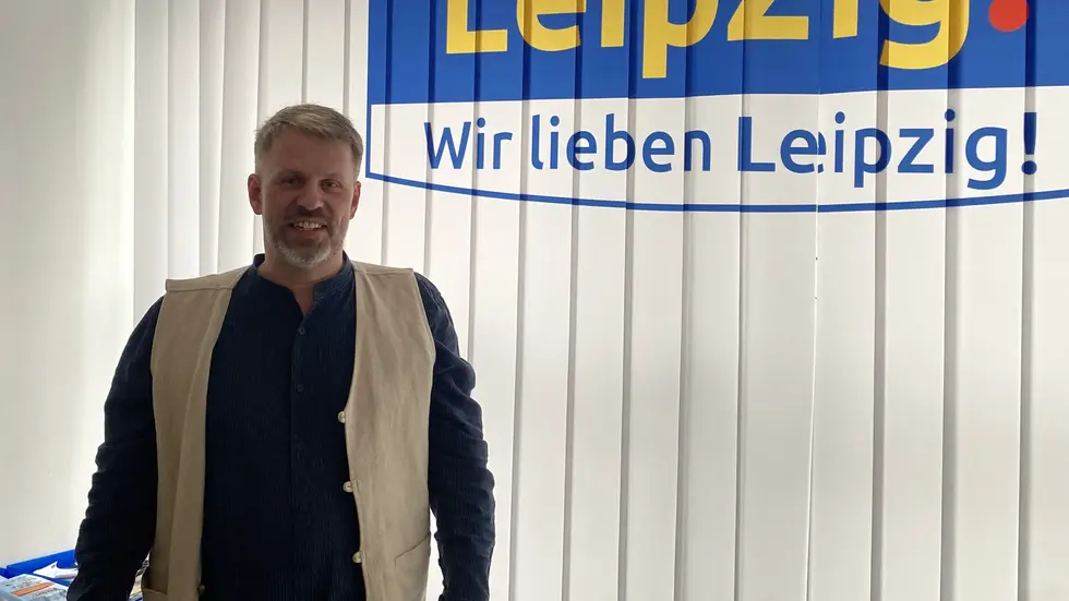 Volt-Kandidat Falk Fiebig bei einem Besuch im Studio von "Radio Leipzig". Volt-Kandidat Falk Fiebig bei einem Besuch im Studio von "Radio Leipzig".