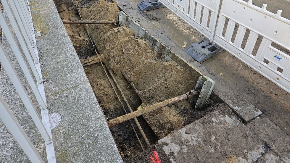 Die betroffenen Stellen auf und neben der Straße wurden zunächst gesperrt. Die betroffenen Stellen auf und neben der Straße wurden zunächst gesperrt.