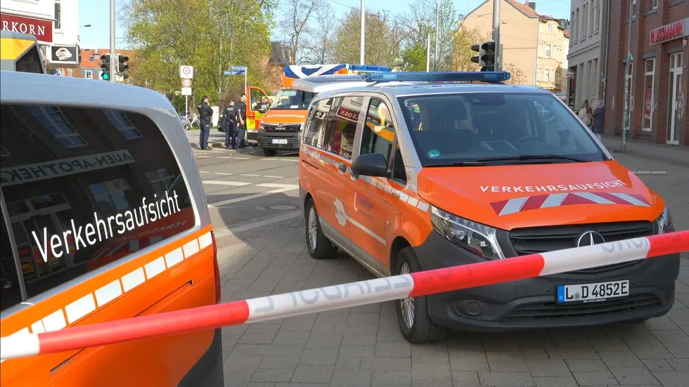 Die Unfallstelle auf der Georg-Schwarz-Straße im Leipziger Stadtteil Leutzsch. Die Unfallstelle auf der Georg-Schwarz-Straße im Leipziger Stadtteil Leutzsch.