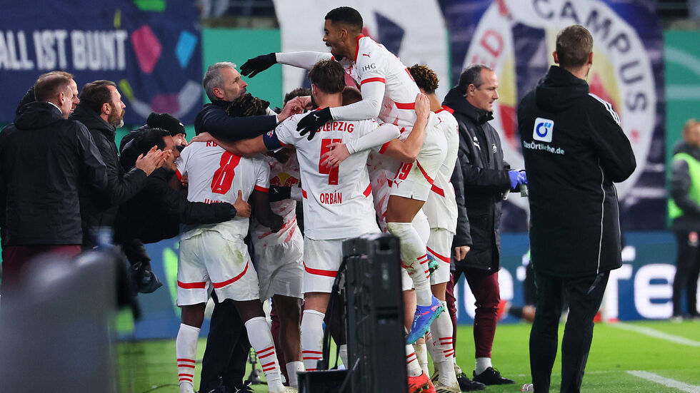 RB Leipzig jubelt mit Trainer Marco Rose über den Viertelfinal-Einzug
