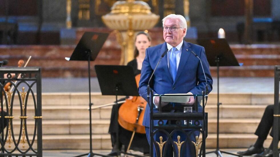 Deutschlands Bundespräsident Frank-Walter Steinmeier (69) besucht am Montag (7.10.25) in Leipzig. Deutschlands Bundespräsident Frank-Walter Steinmeier (69) besucht am Montag (7.10.25) in Leipzig.