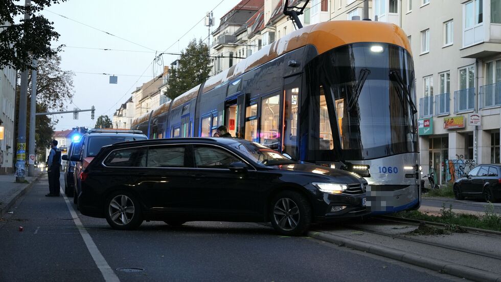 Der Autofahrer hatte offenbar versucht, vor der nahenden Straßenbahn zu wenden.