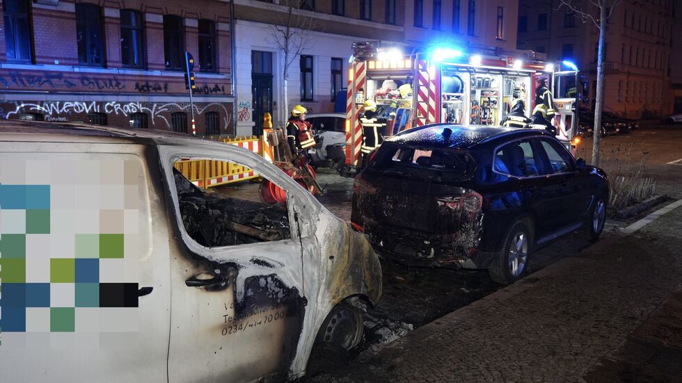 Auch das davor geparkte Auto wurde durch die Flammen schwer beschädigt. Auch das davor geparkte Auto wurde durch die Flammen schwer beschädigt.