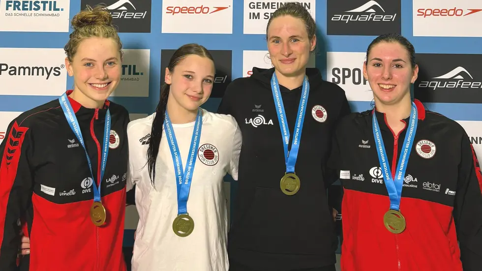 Maya Tobehn, Leni von Bonin, Helena Göde und Hannah Victoria Bürger freuen sich über Gold  mit der Staffel