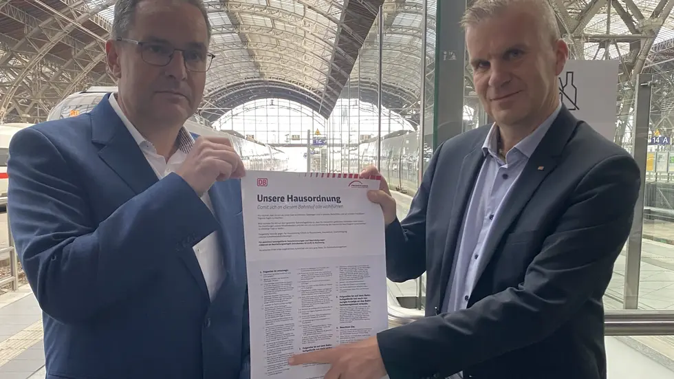 Christian Schulz vom Bahnhofmanagement Leipzig zeigt den neuen Absatz in der Hausordnung.