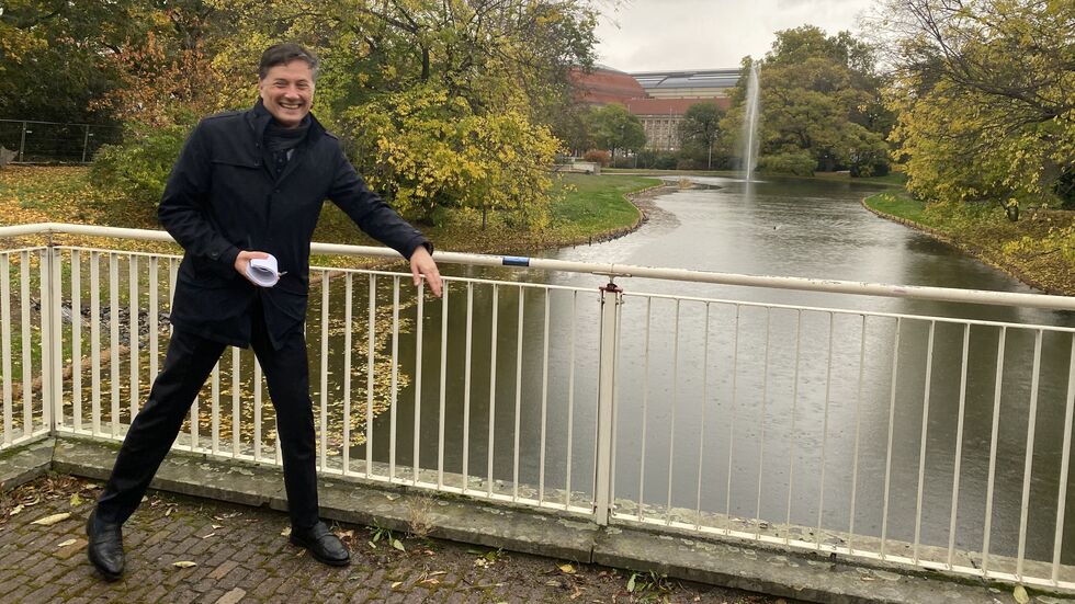 Freude bei Leipzigs Umweltbürgermeister Heiko Rosenthal: Die Fontäne im Leipziger Schwanenteich sprudelt endlich.