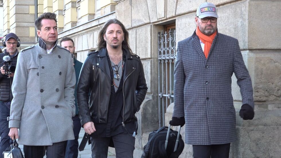 Auf dem Weg ins Landgericht Leipzig: Sänger Gil Ofarim (Mitte) bei dem Prozess gegen ihn in der Messestadt.