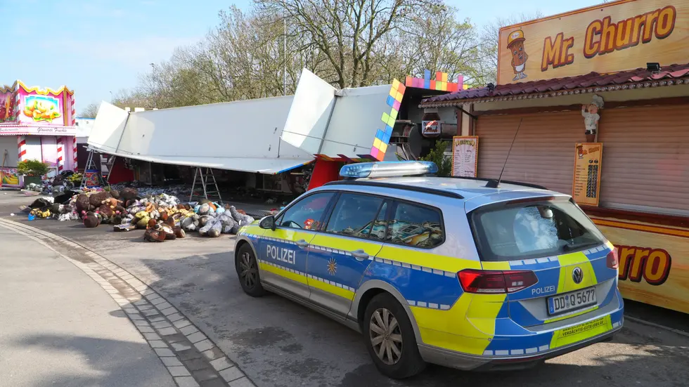 Ein Streifenwagen der Polizei am Tag danach neben dem Brandort auf der Leipziger Kleinmesse.