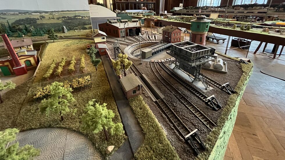 Im Hauptbahnhof stehen vom 5. bis 22. Dezember verschiedene Strecken des Leipziger Modelleisenbahnvereins. Im Hauptbahnhof stehen vom 5. bis 22. Dezember verschiedene Strecken des Leipziger Modelleisenbahnvereins.