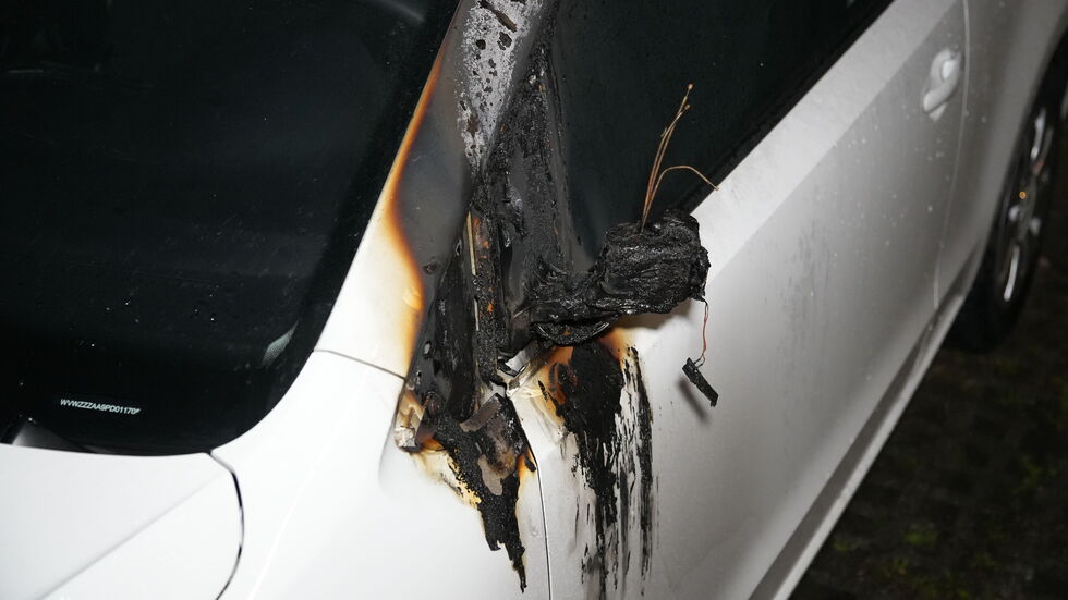Das Auto wurde offensichtlich am Spiegel angezündet.