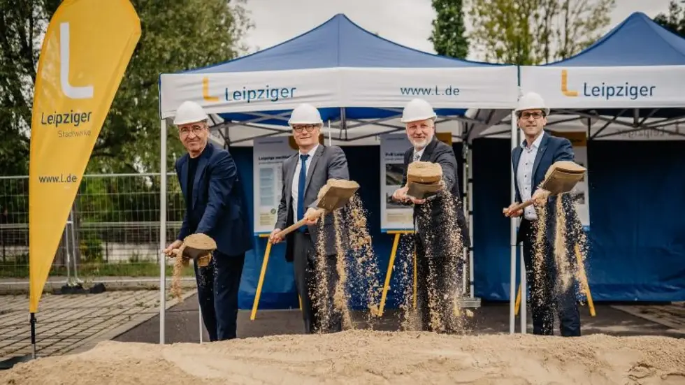 Bitte lächeln: Hier wird der erste Spatenstich für die neuen Solar-Carports gemacht.