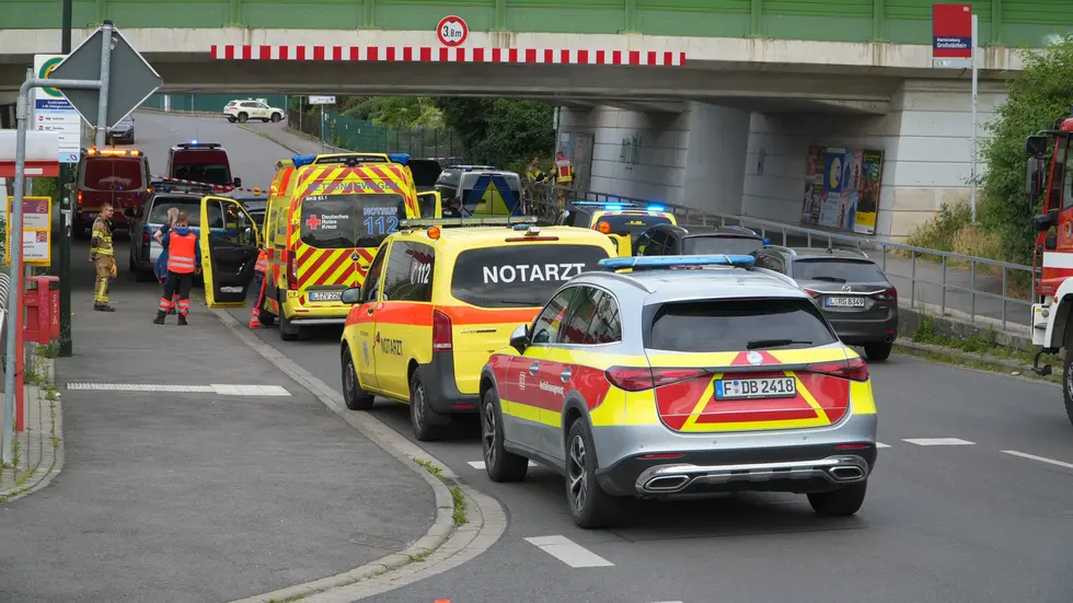 Rettungskräfte in der Nähe des Unfallorts.