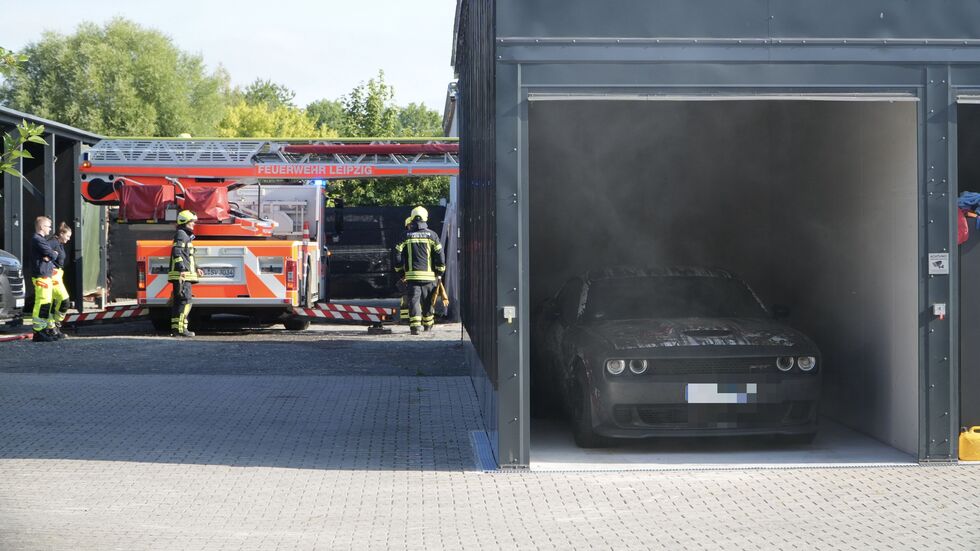 Da tränt das Liebhaber-Auge: Der Dodge Challenger parkt mitten im Qualm.