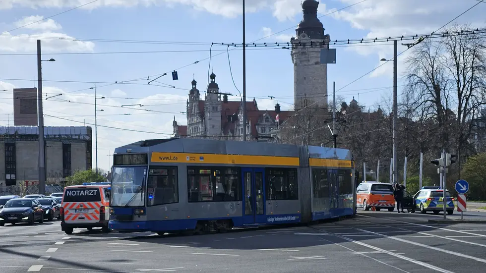 Die Unfallstelle aus einer anderen Perspektive mit dem Neuen Rathaus von Leipzig im Hintergrund. Die Unfallstelle aus einer anderen Perspektive mit dem Neuen Rathaus von Leipzig im Hintergrund.