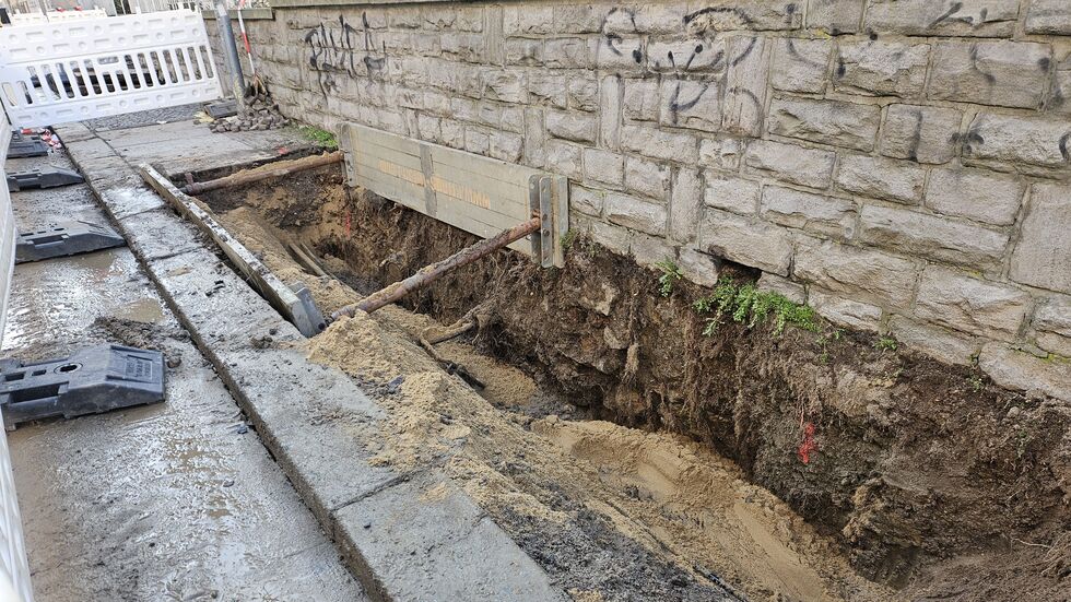 Auch an hier an dieser Mauer gab/gibt es Probleme. Auch an hier an dieser Mauer gab/gibt es Probleme.