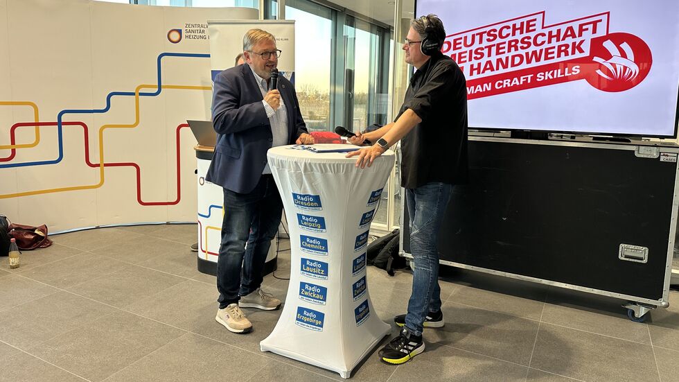 Radio-Moderator Roman Knoblauch im Gespräch mit Hans-Werner Eschrich, Vorstand Bildung und Berufsförderung des ZVSHK. Radio-Moderator Roman Knoblauch im Gespräch mit Hans-Werner Eschrich, Vorstand Bildung und Berufsförderung des ZVSHK.