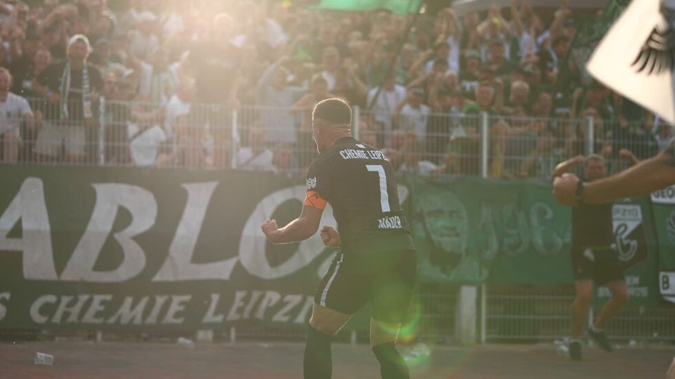 Chemie-Spieler Janik Mäder jubelt vor den nach Berlin mitgereisten Fans über den Ausgleichstreffer. Am Ende reichte es wieder nicht für den Leipziger Fußballregionalligisten.