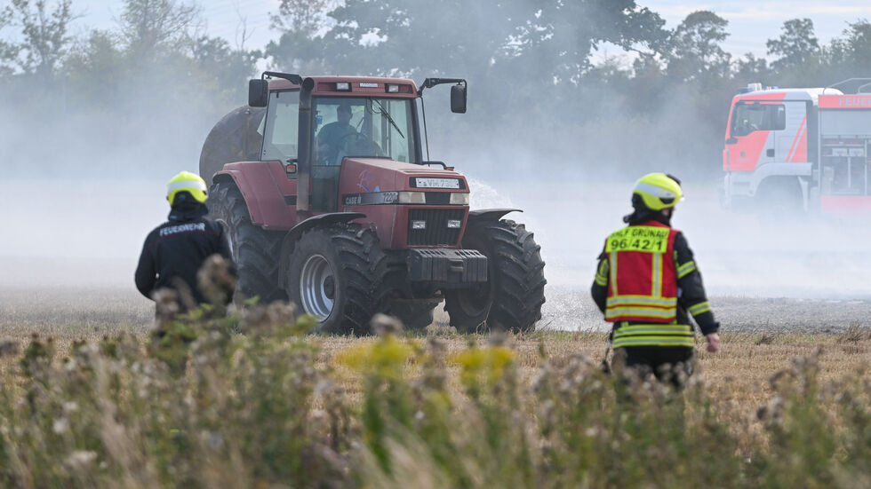 Ein Traktor im Rauch.