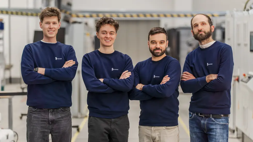 Paul Schlieben, Louis Hellmund und Anas Ben Achour vom Fraunhofer-Institut haben zusammen mit Zahnarzt Tom Schröder (v.l.) die Firma dentson gegründet, um ihr revolutionäres Produkt auf den Markt zu bringen.