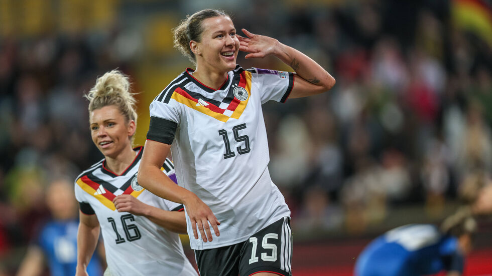 Larissa Mühlhaus freut sich über ihr Premierentor im Nationalteam Larissa Mühlhaus freut sich über ihr Premierentor im Nationalteam