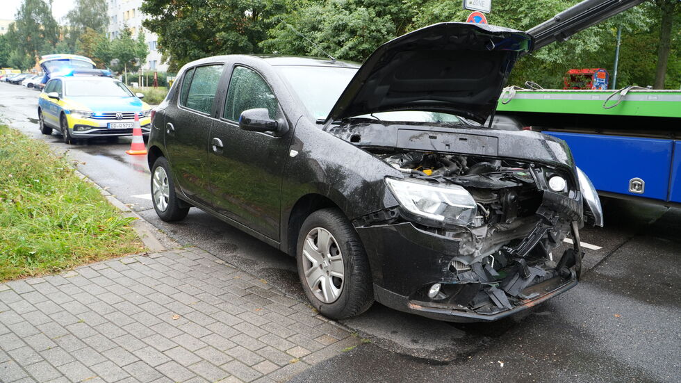Das kaputte Auto an der Unfallstelle - kurz vorm Abschleppen.