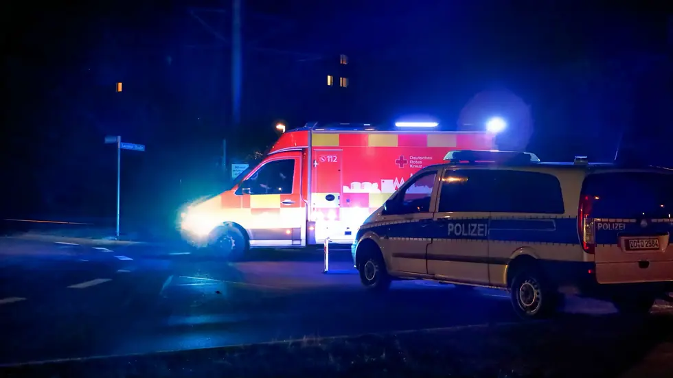 Rettungskräfte an der Unfallstelle. Rettungskräfte an der Unfallstelle.