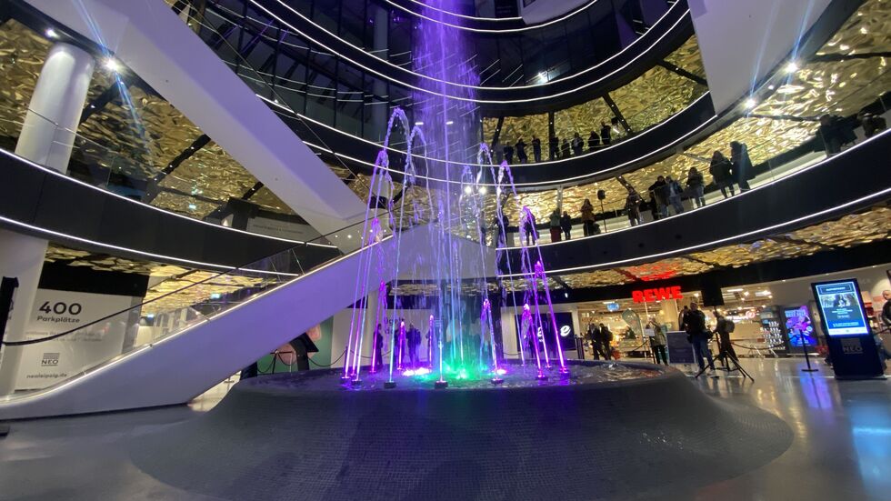 Die Fontäne des NEOs schießt wieder nach oben.